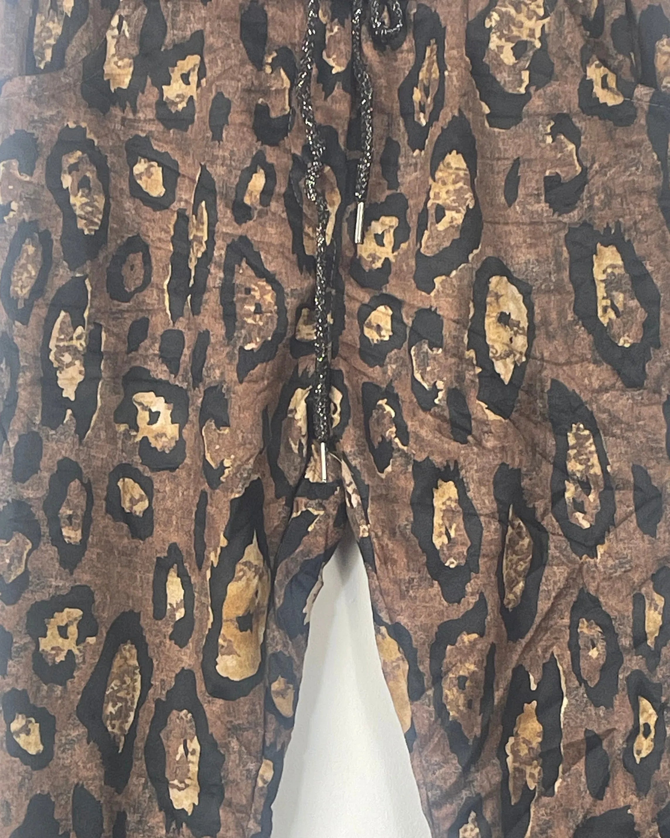 detail pantalon suédine Italie léopard marron
