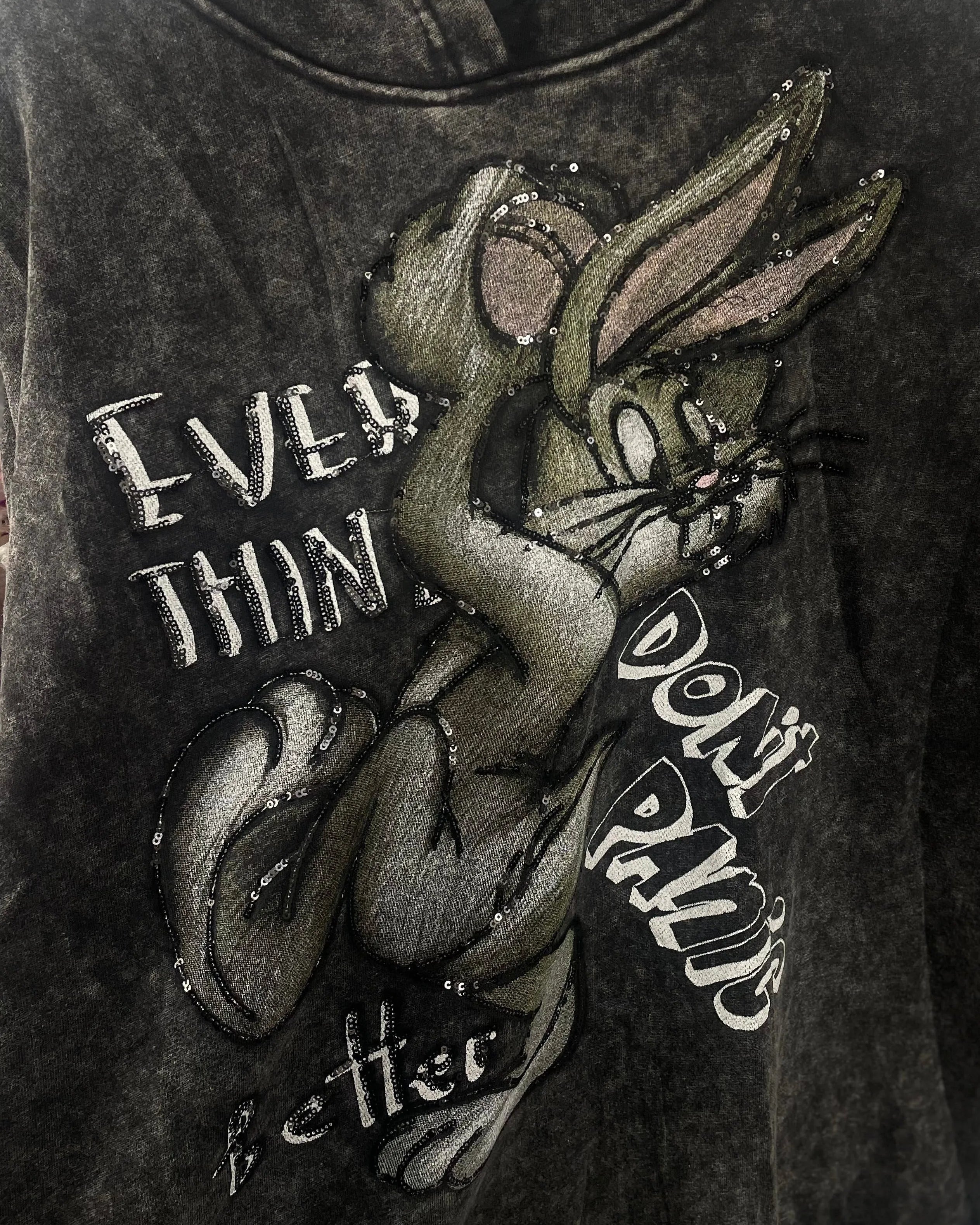 details motif Sweat oversize gris motif Bugs Bunny sequins femme