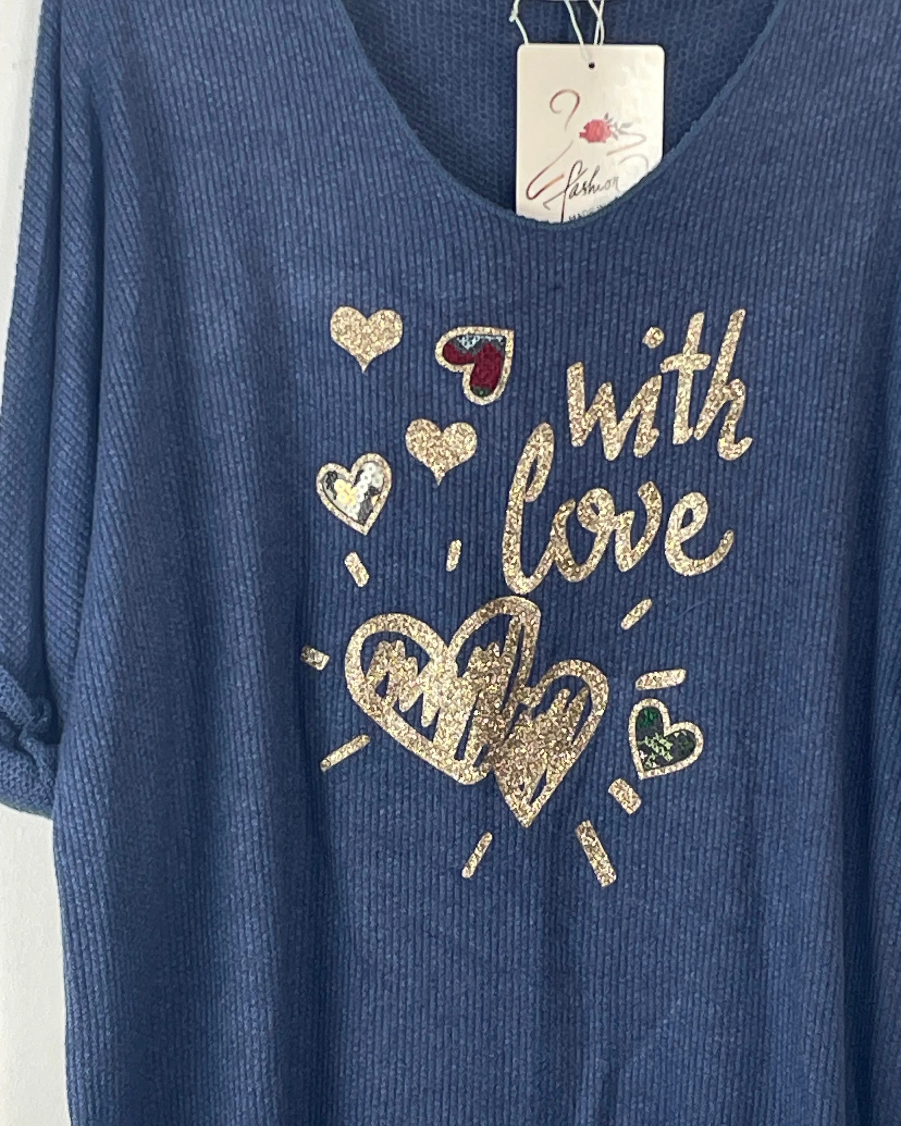 details motif Pull léger motif With Love cœurs strass coupe confortable