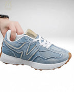 Sneakers denim bleu clair avec détails dorés, côté extérieur