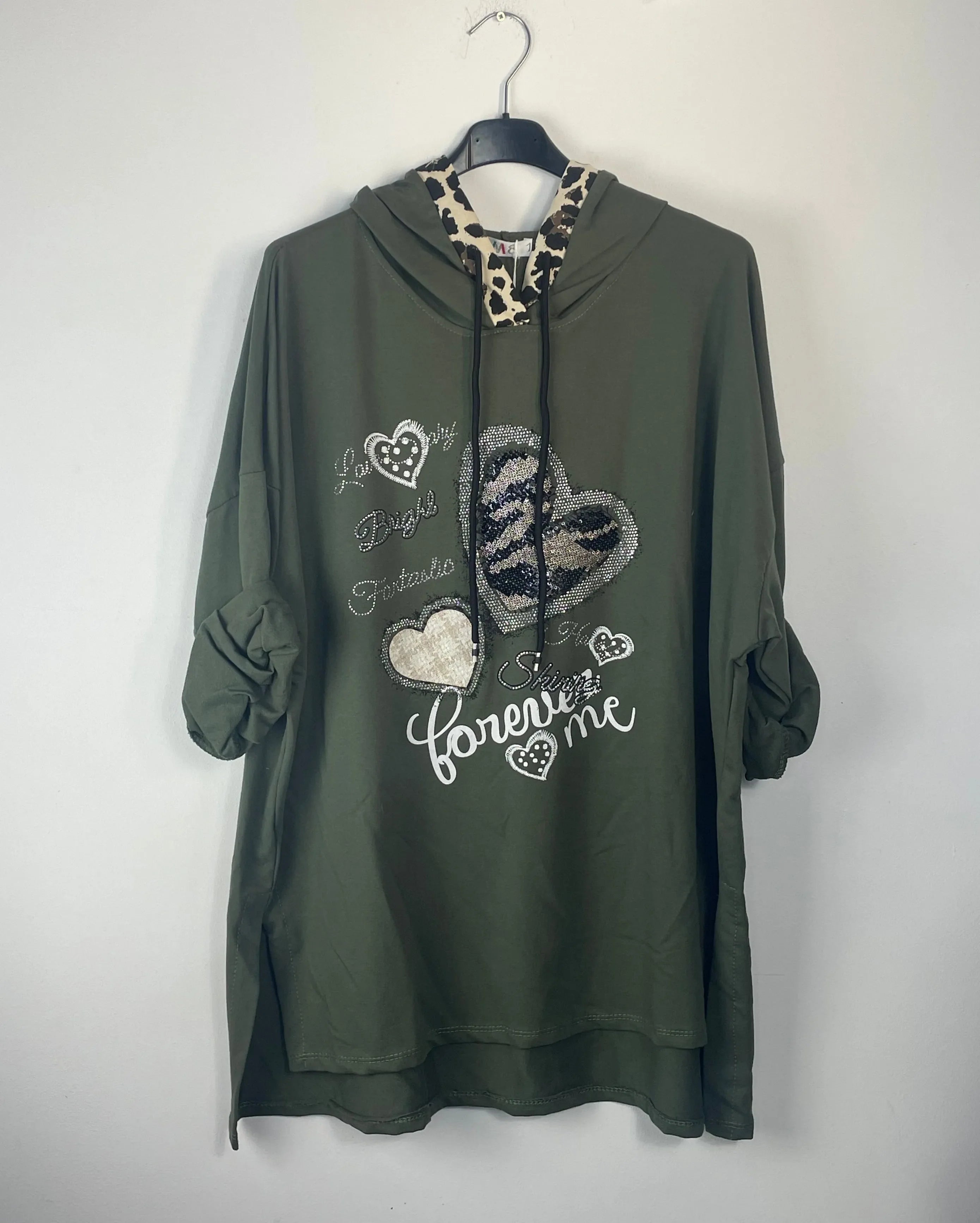 Sweat femme coupe large cœur strass et capuche léopard couleur kaki 