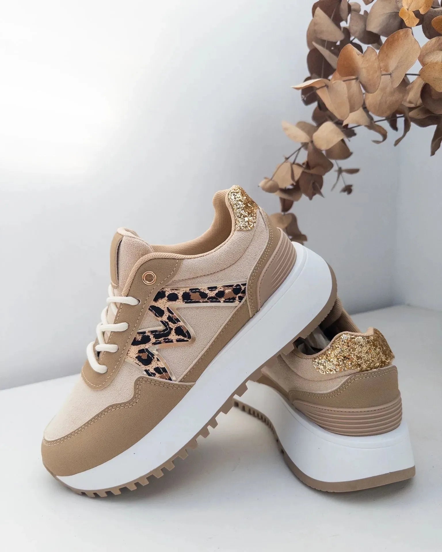 Baskets mode femme chic confortables, léopard doré et semelle blanche