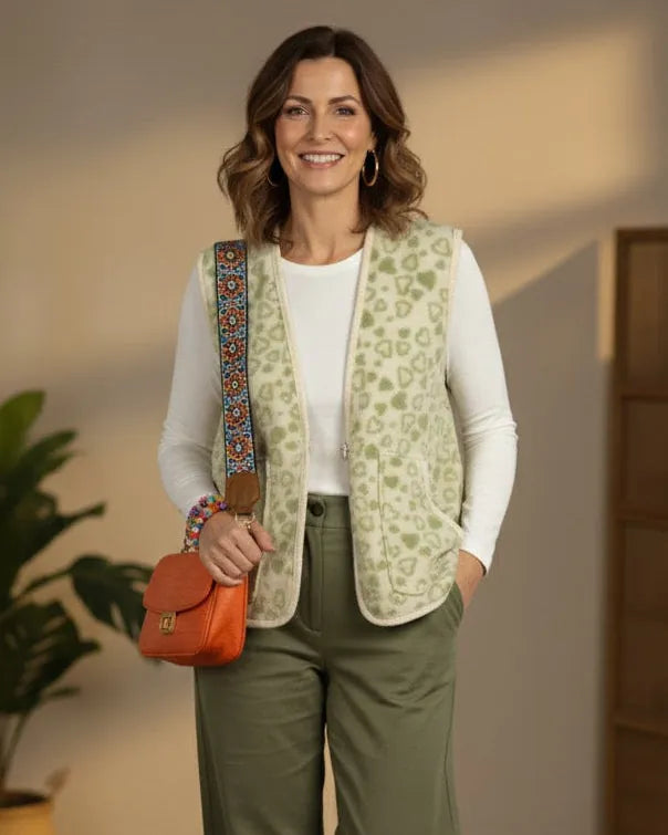 Gilet femme motif cœur avec broche – couleur vert/beige – Mam’sailes