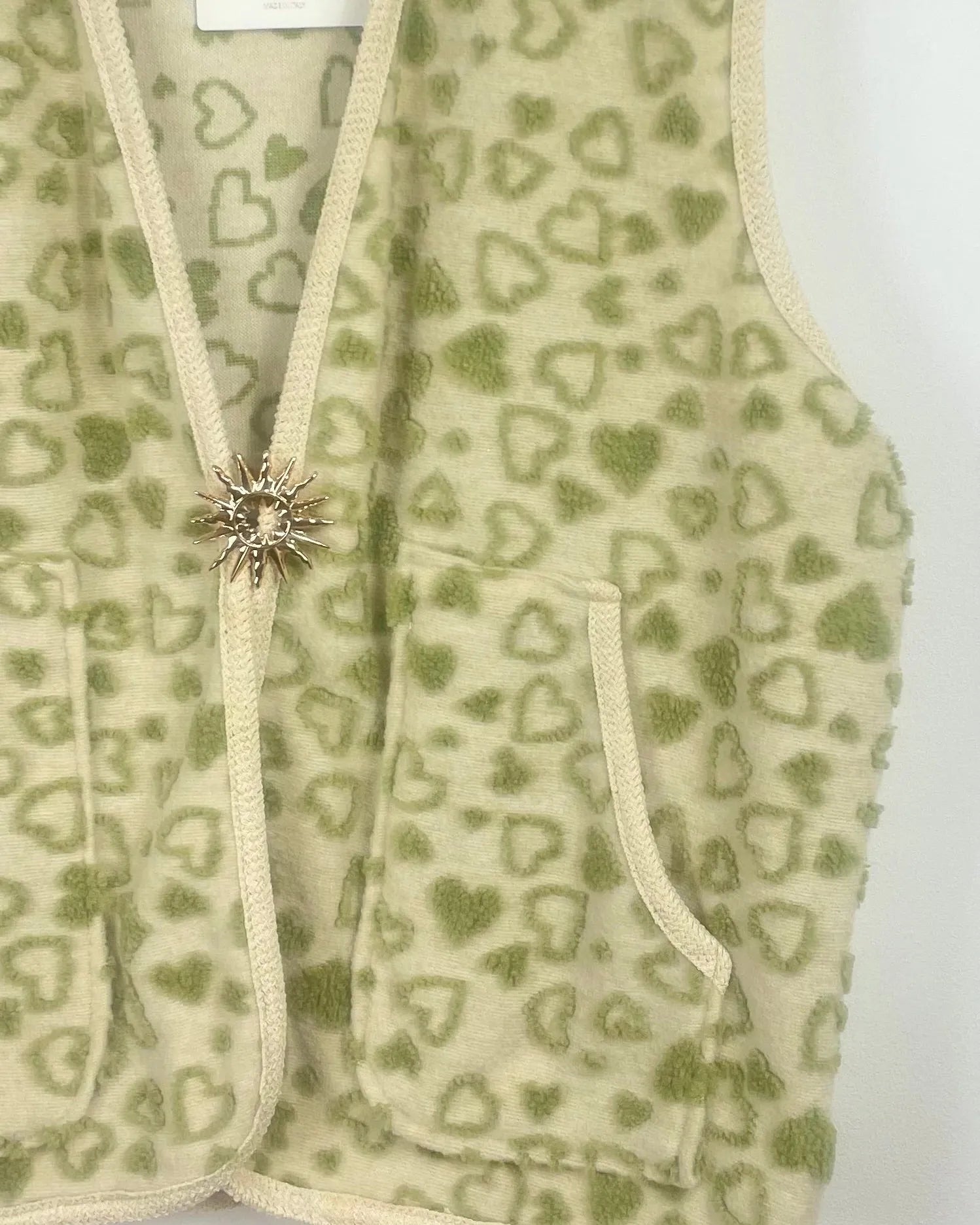 Détail broche fleur dorée sur gilet cœur – Mam’sailes