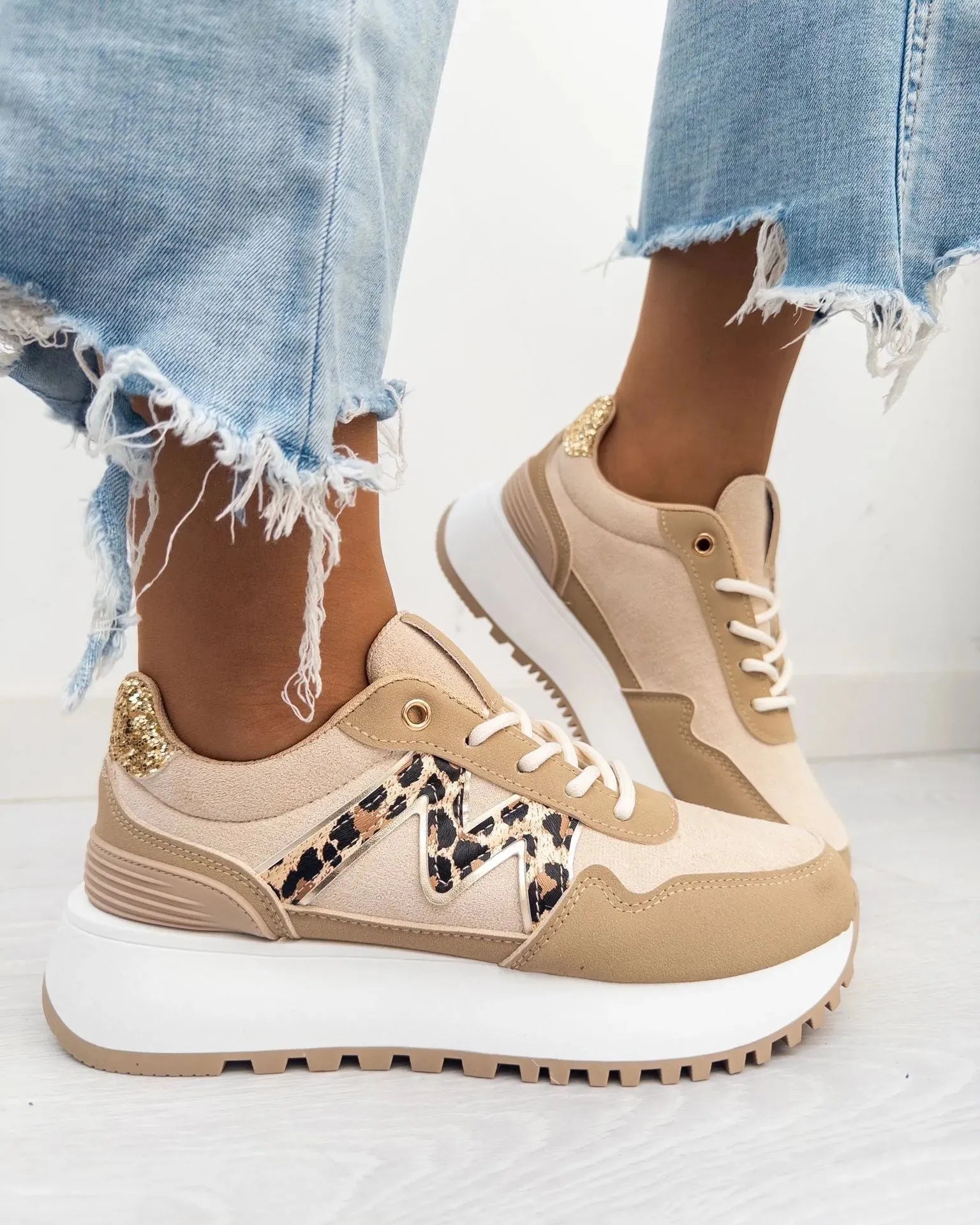Baskets femme beige avec motif léopard et détail doré – semelle épaisse tendance