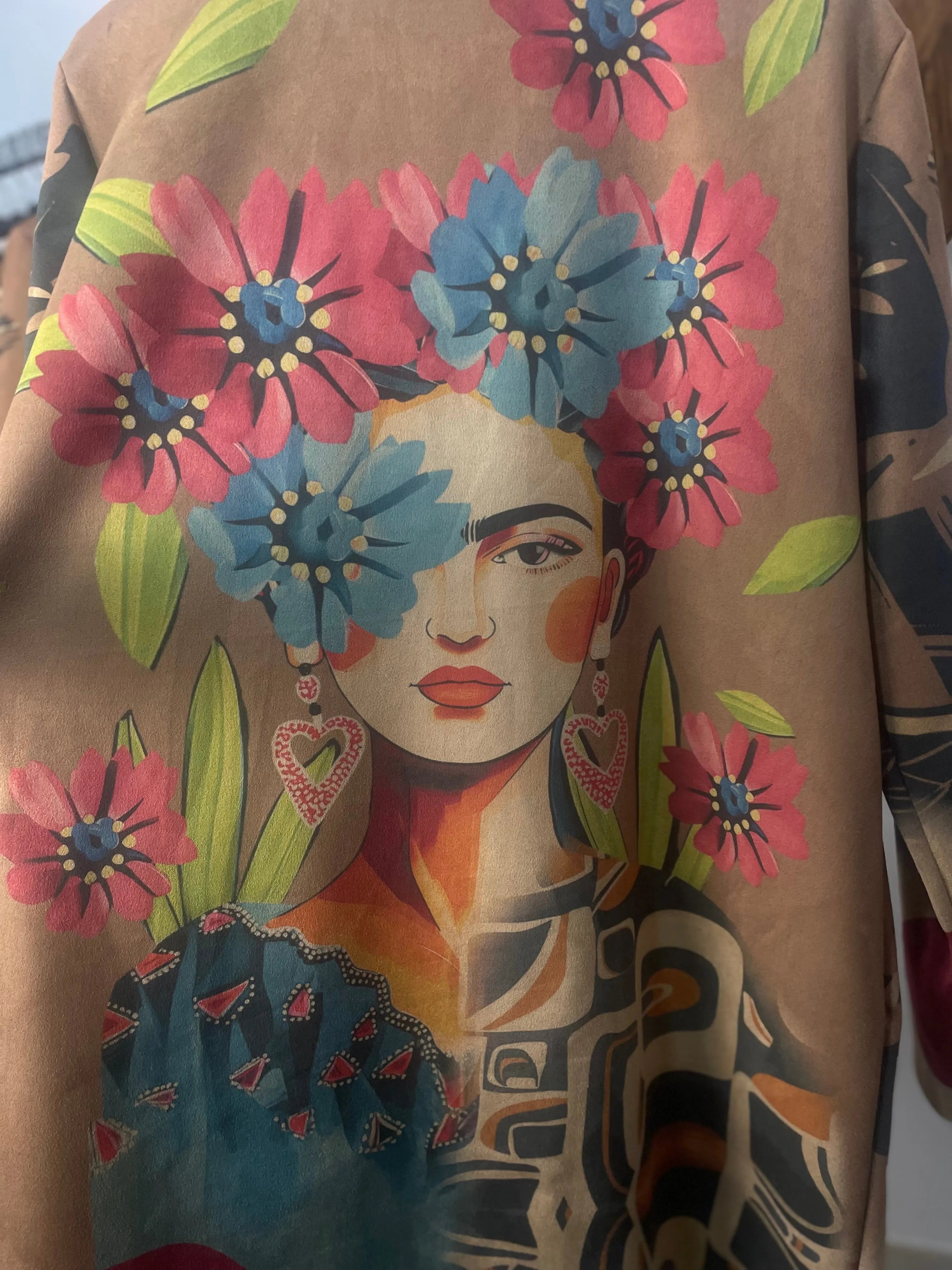 Détail illustration florale manteau femme