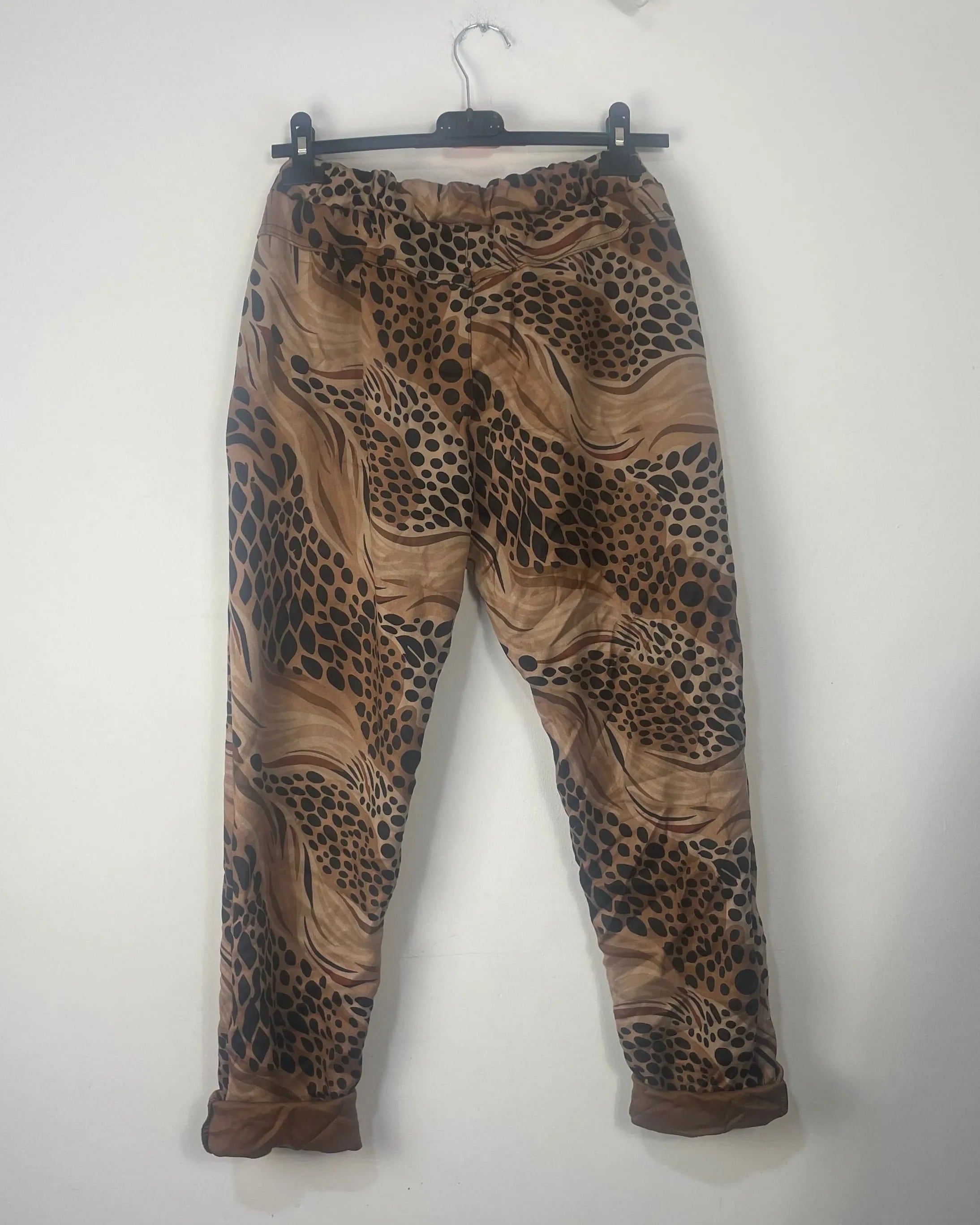 pantalon suédine motif animalier camel femme vue de dos
