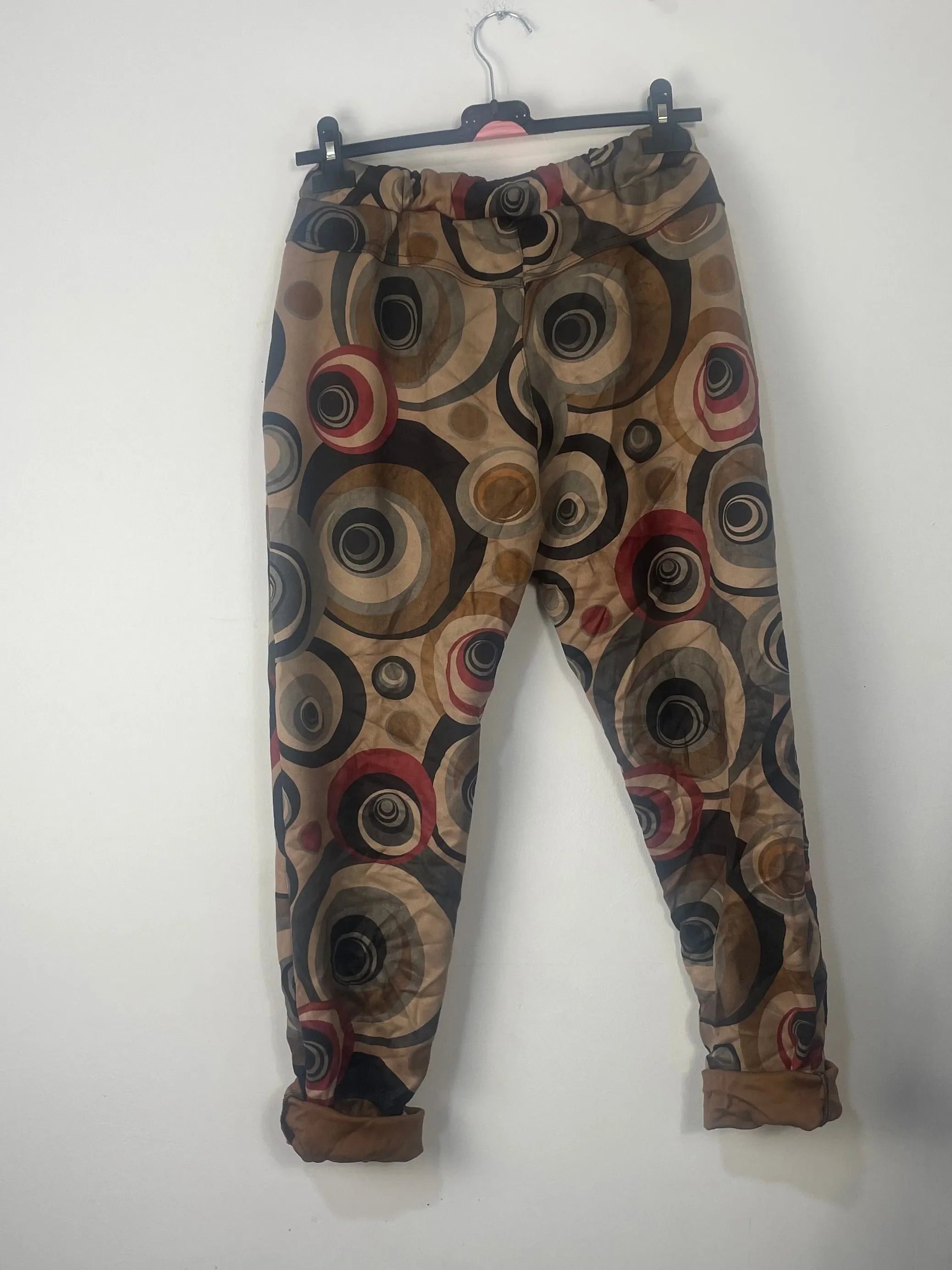 pantalon suédine camel motif cercles bohème vue de dos