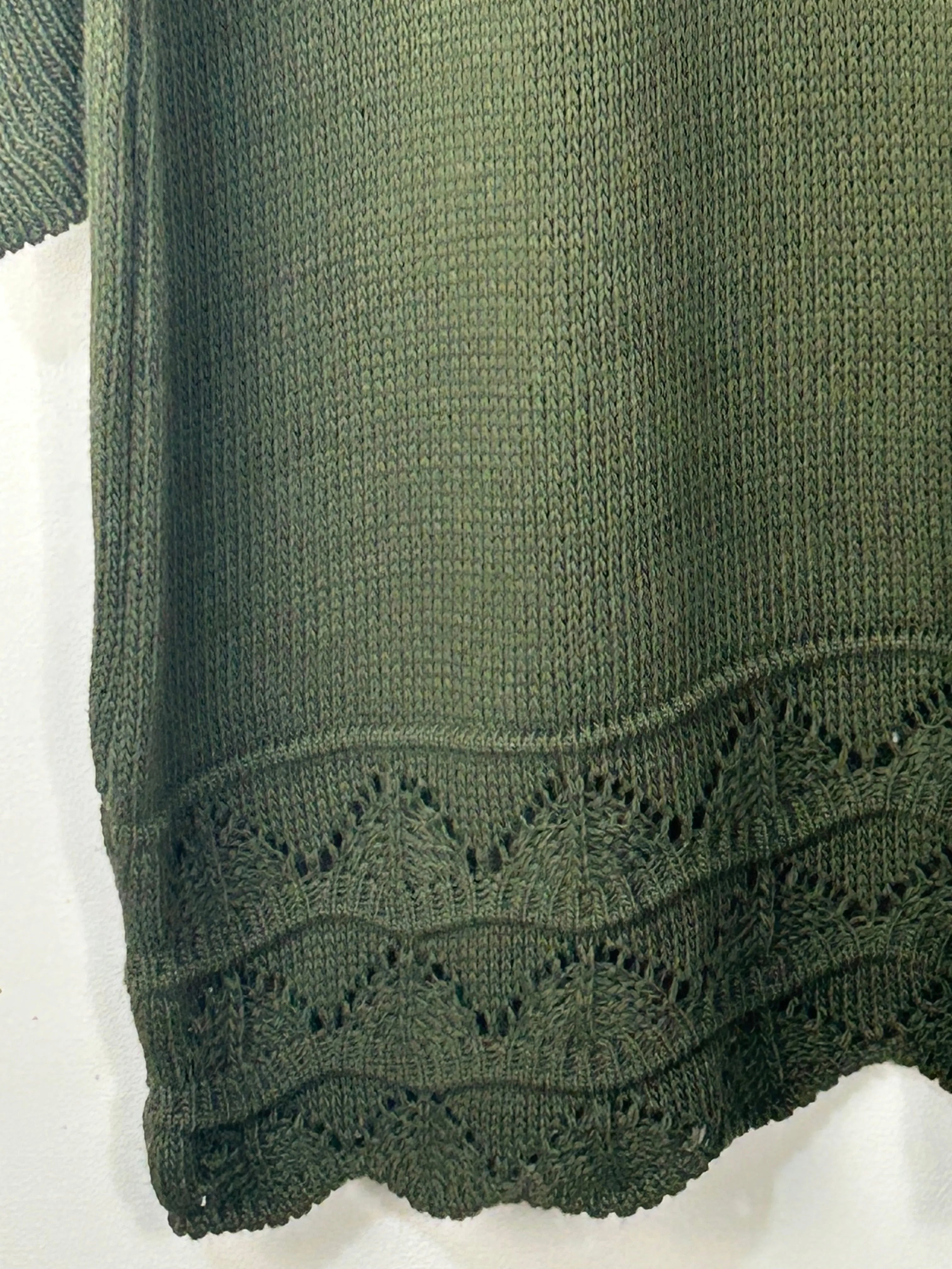 details Robe pull AMOUR femme en maille, col V, coupe droite, coloris kaki, noir ou chocolat, longueur midi, style cosy chic