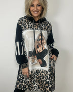 Robe sweat imprimé léopard avec visuel femme lunettes