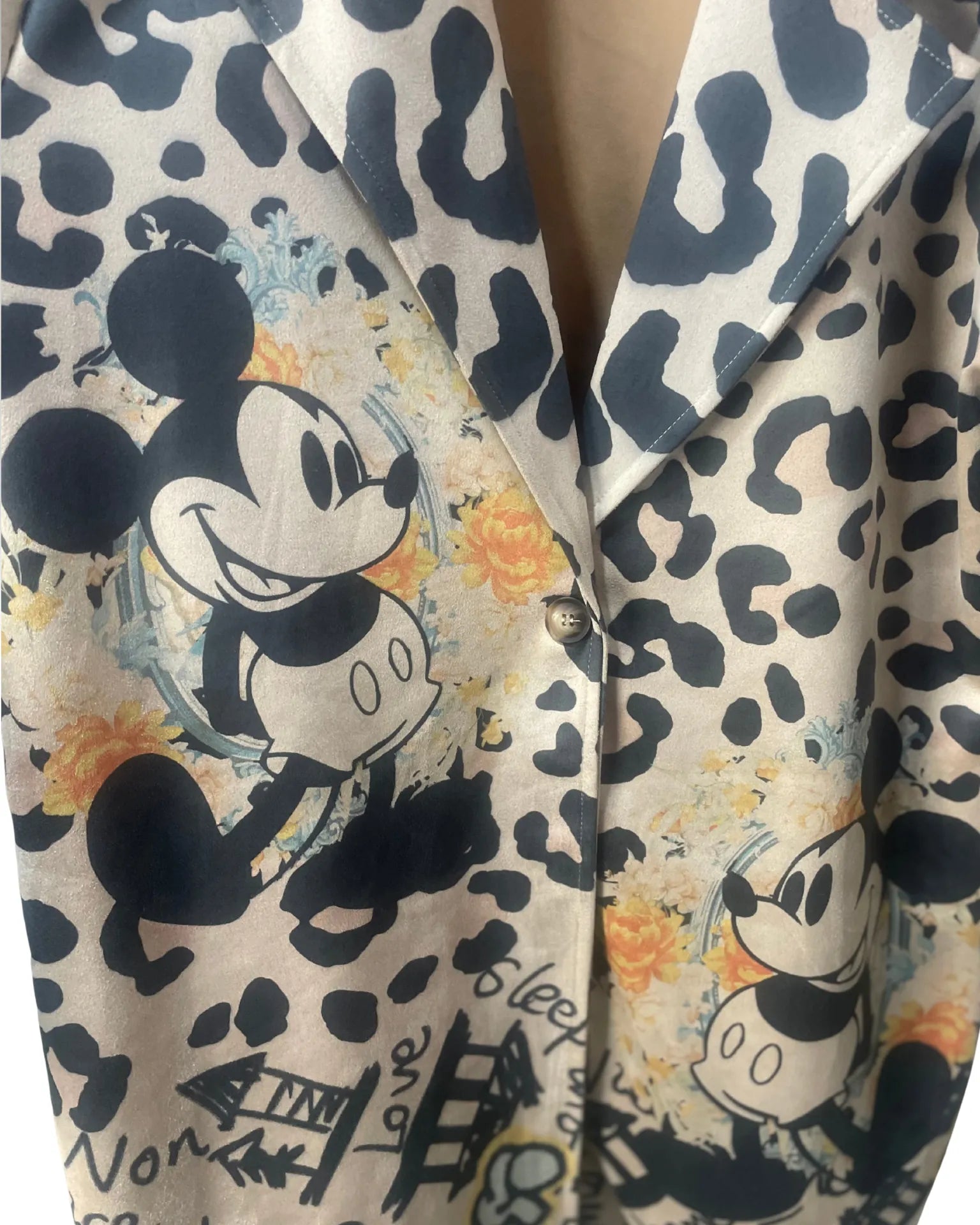 Détail illustration cartoon sur manteau femme