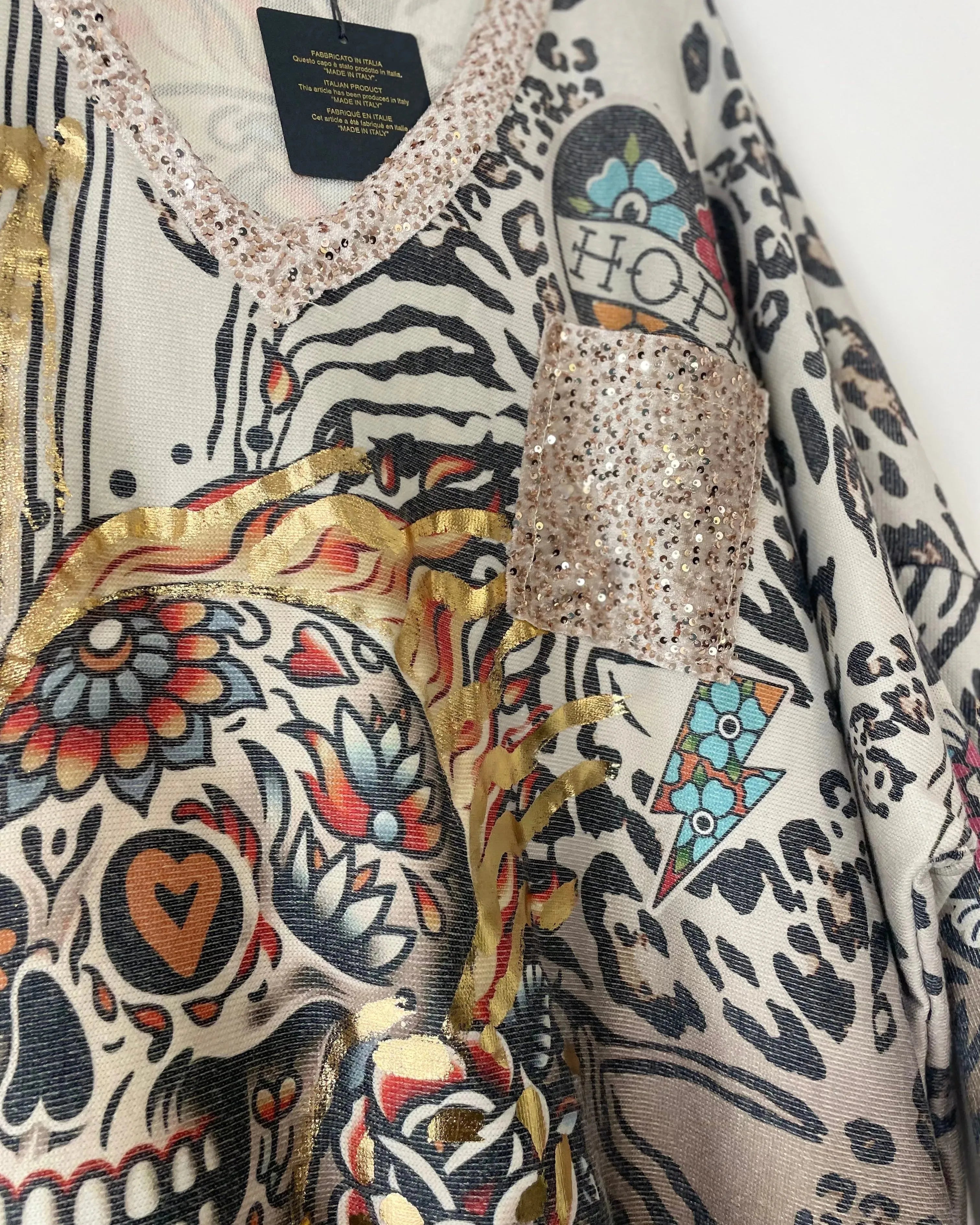 Vue face du pull Calavera d’Or motif crâne floral – made in Italy