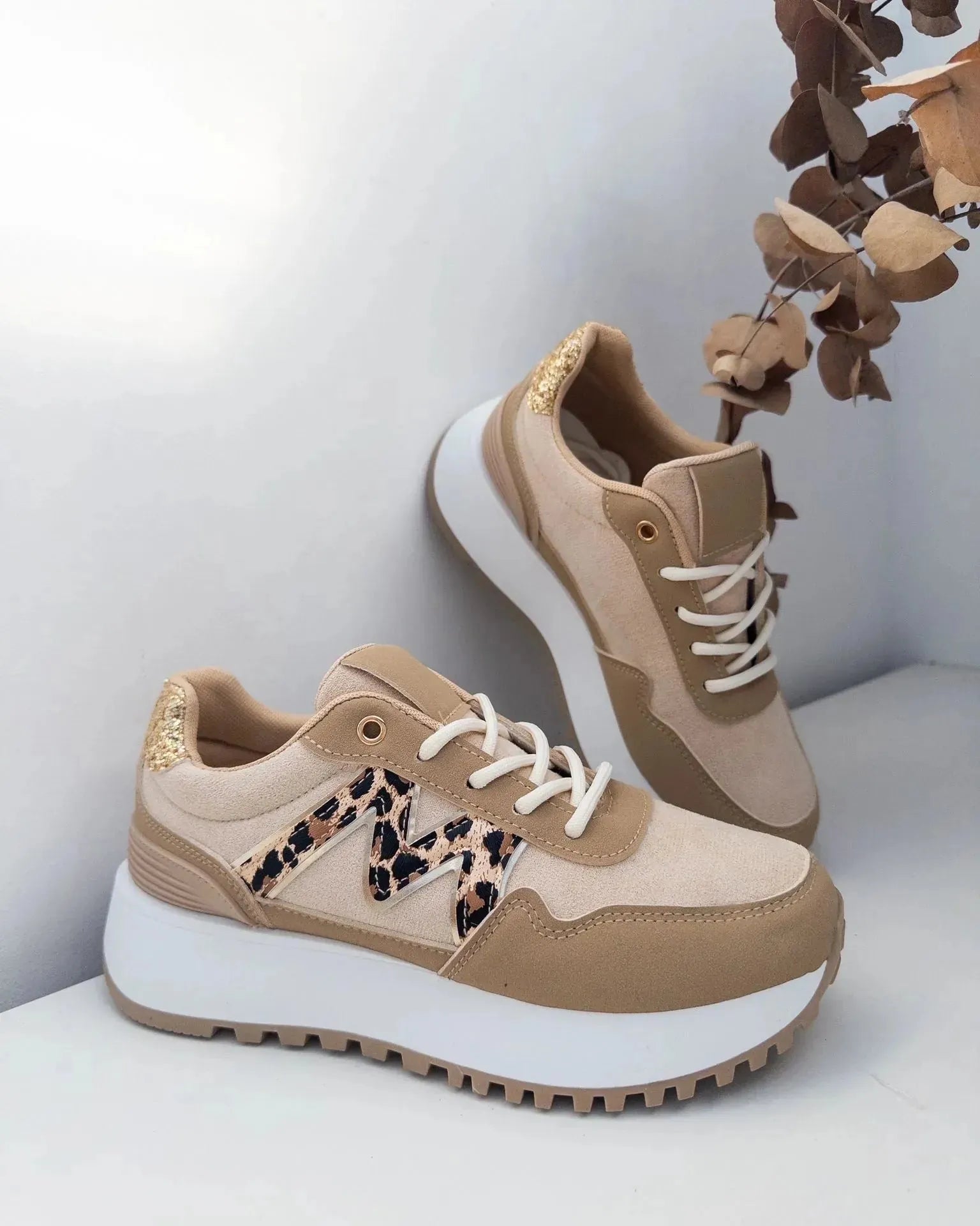 Baskets femme beige avec motif léopard et détail doré – semelle épaisse tendance