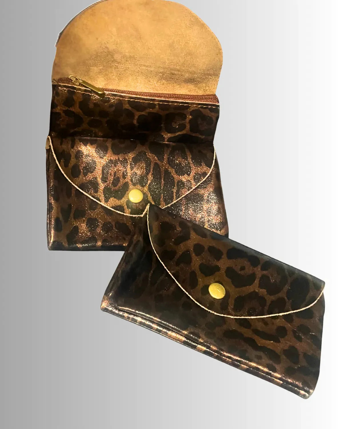 Portefeuille compact femme avec poches cartes et poche zippée monnaie – cuir léopard”