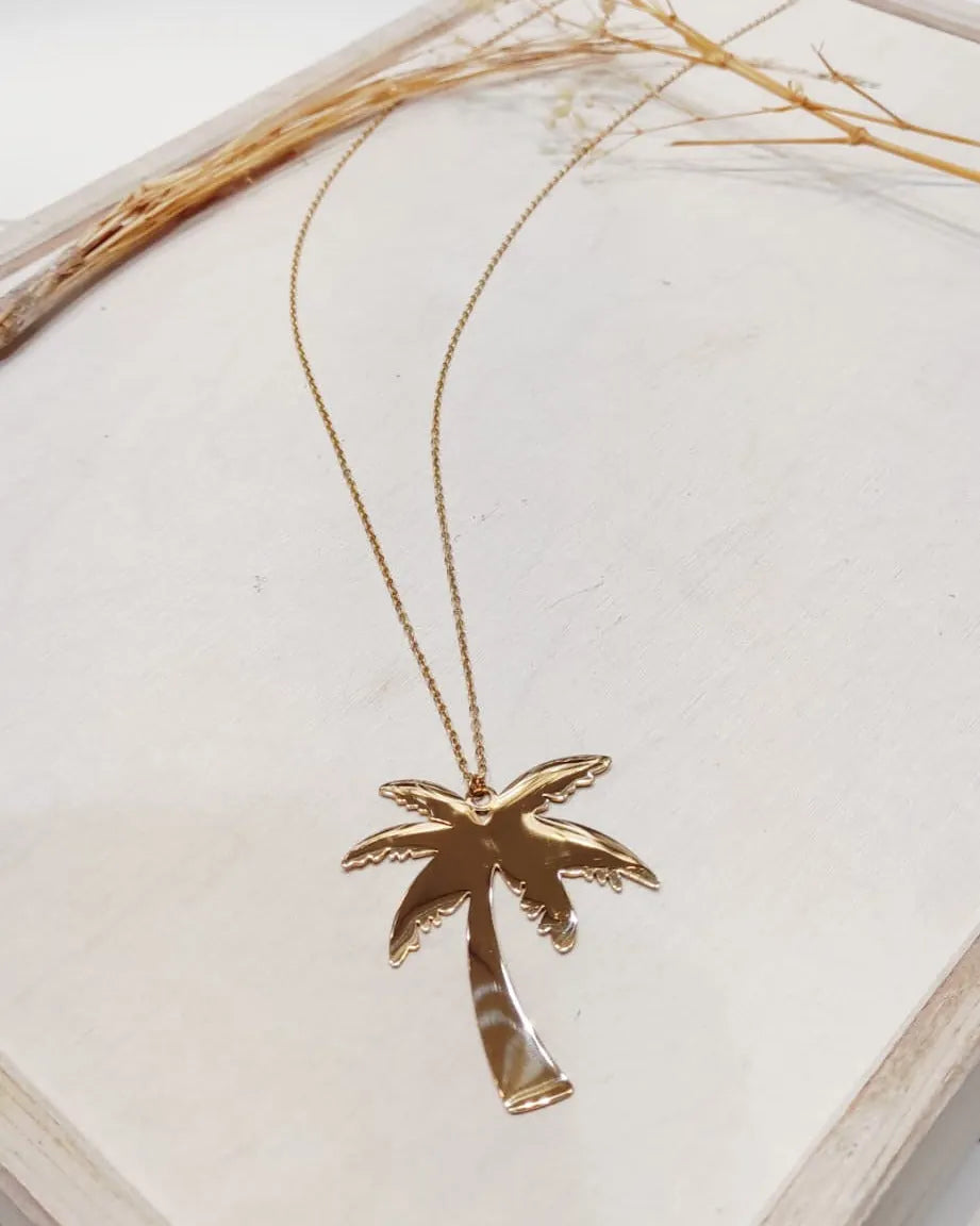Bijou palmier chic – collier doré sur fond clair – Mam’sailes