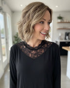 Détail col dentelle top femme grande taille, superposition pull