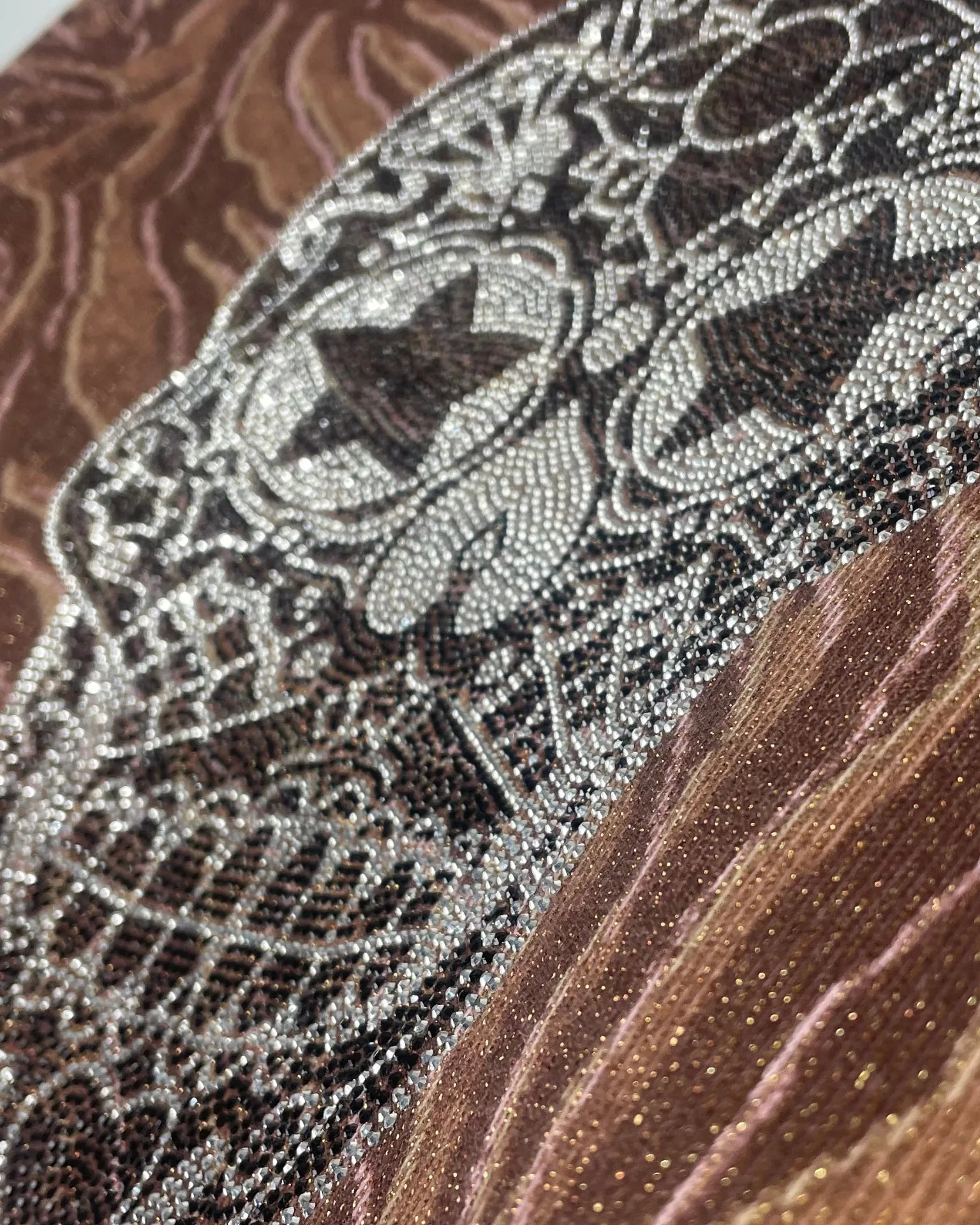 Détail motif tête de mort en strass dorés – pull femme chic rock – Mam’sailes