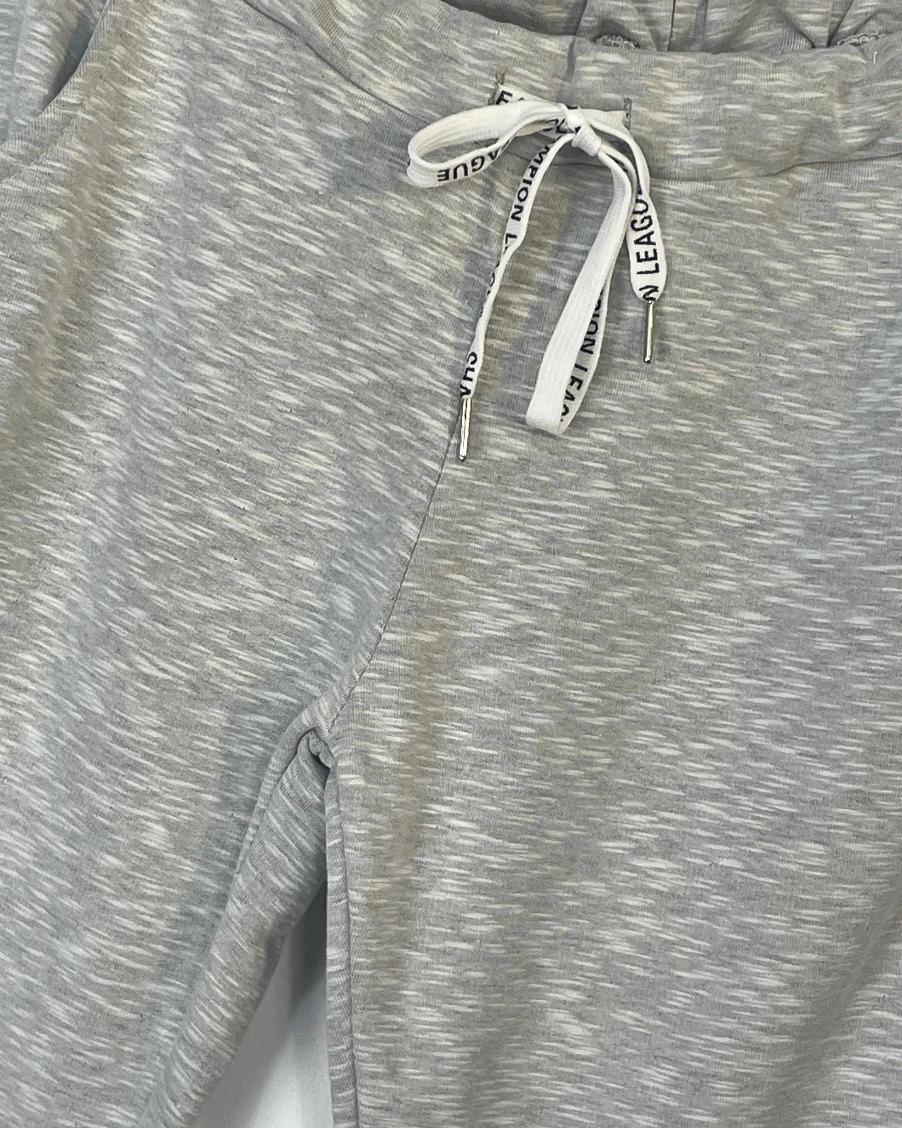 Détail jogging femme taille élastique avec lien de serrage, poches latérales
