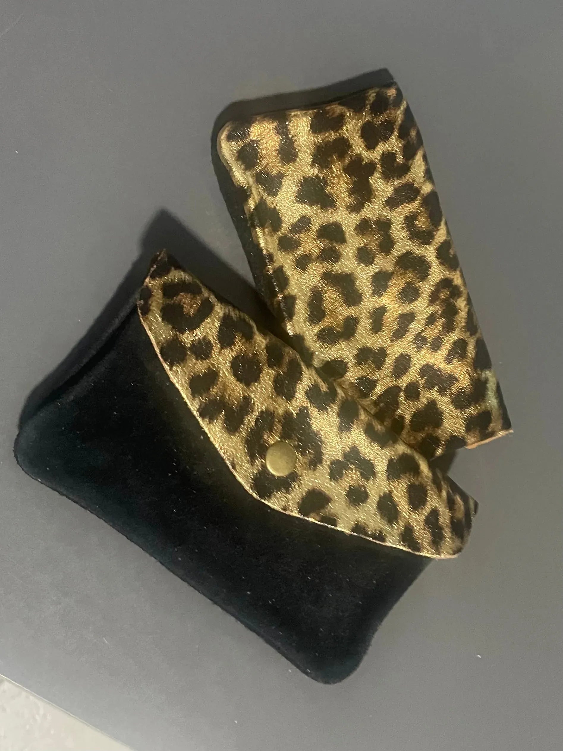 Petit porte-monnaie chic femme 15x8,5 cm, cuir noir et léopard doré