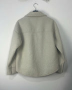 Veste coupe courte avec poches et badges vue de dos