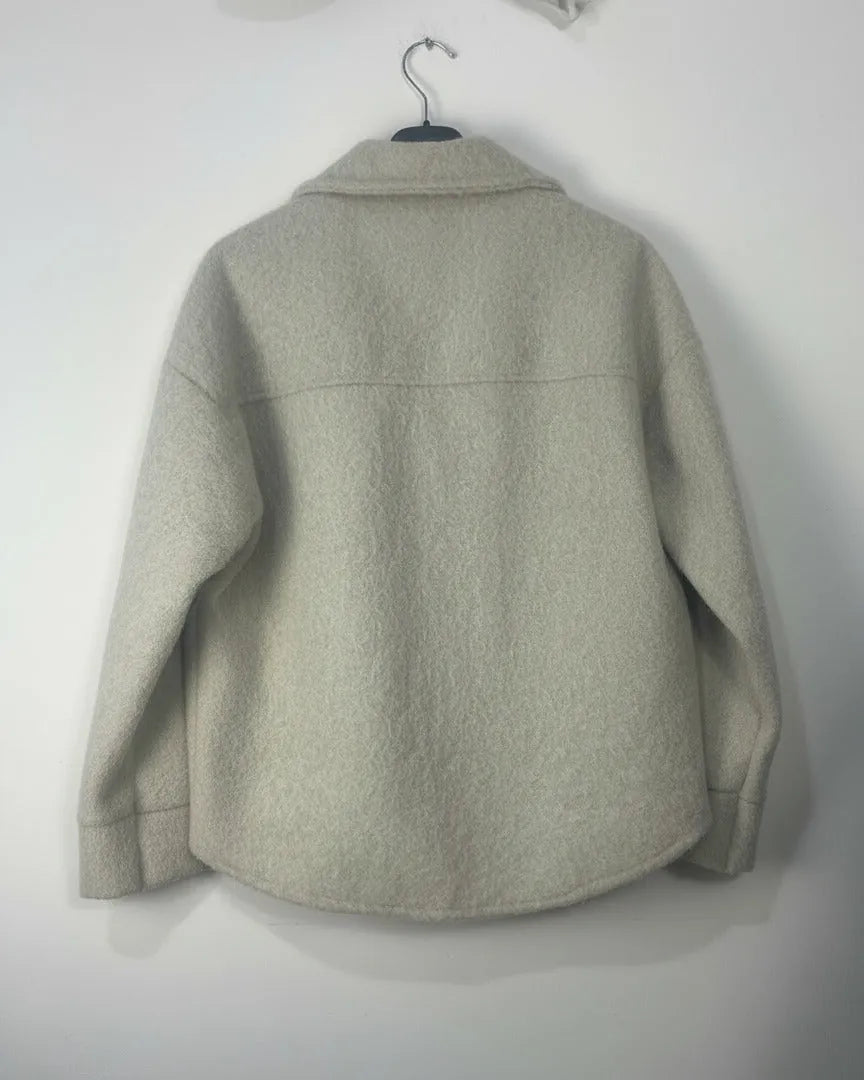 Veste coupe courte avec poches et badges vue de dos