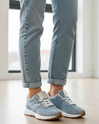 Gros plan de la basket jean montrant la texture denim et les surpiqûres