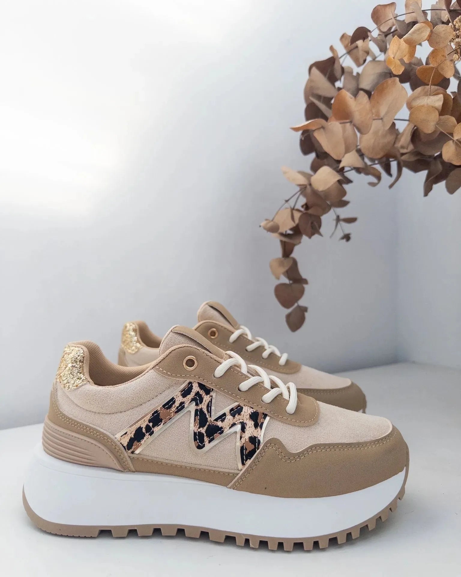 Baskets femme beige avec motif léopard et détail doré – semelle épaisse tendance