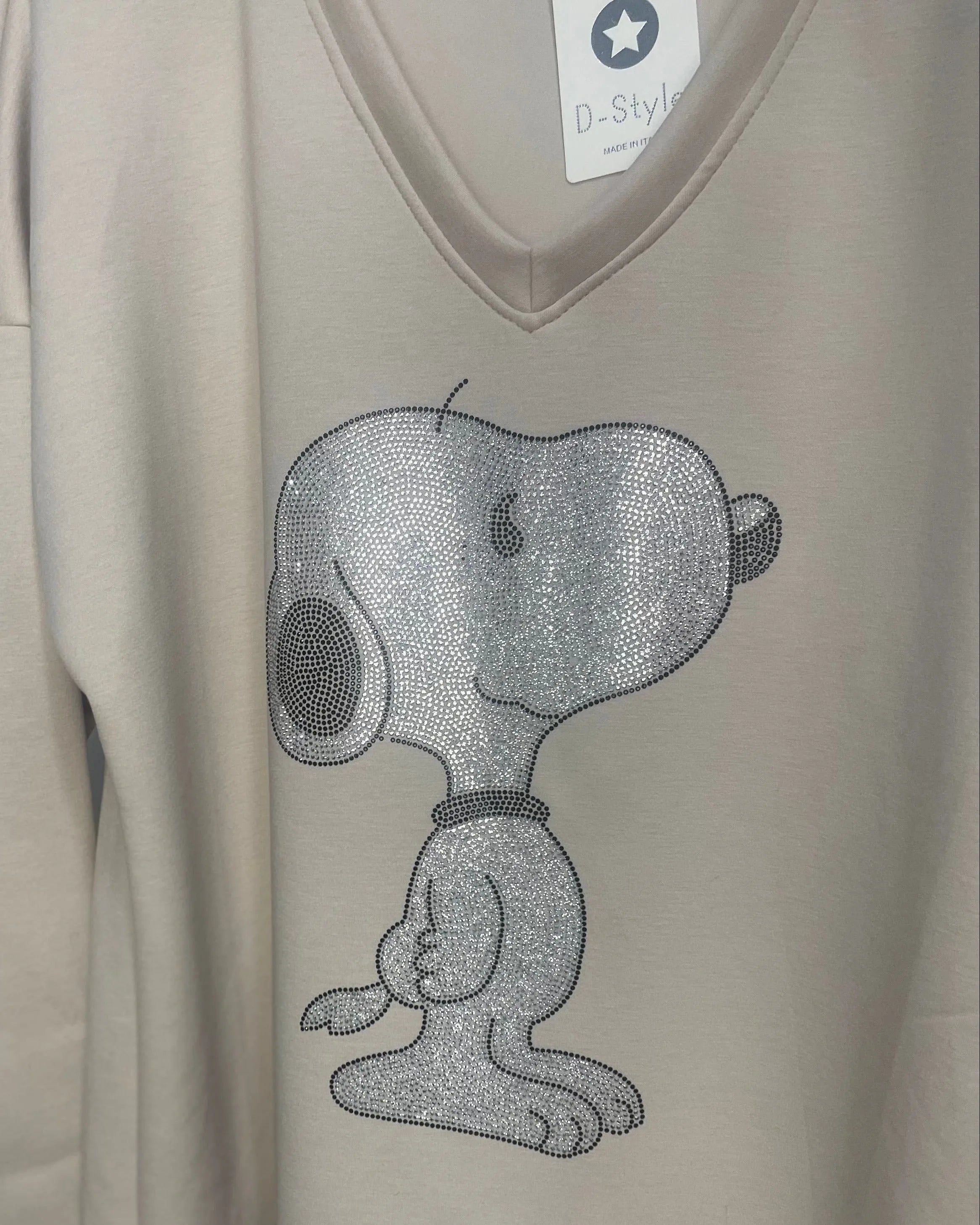 Détail motif strass sur tunique col V femme